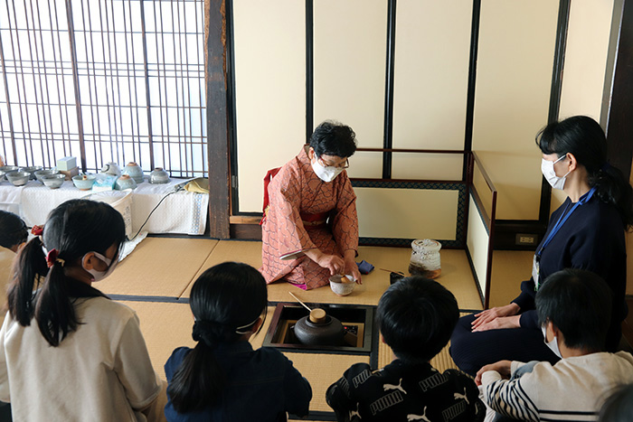 お茶のたて方の説明を聞きました