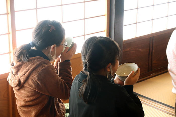 抹茶を味わう子どもたち