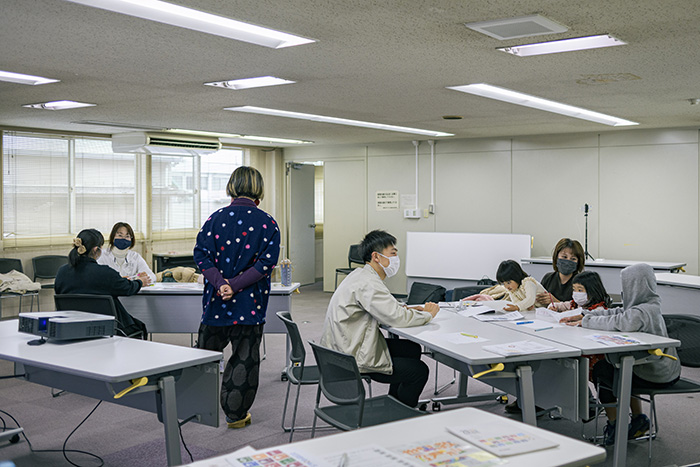 2組のグループに分かれて話し合う