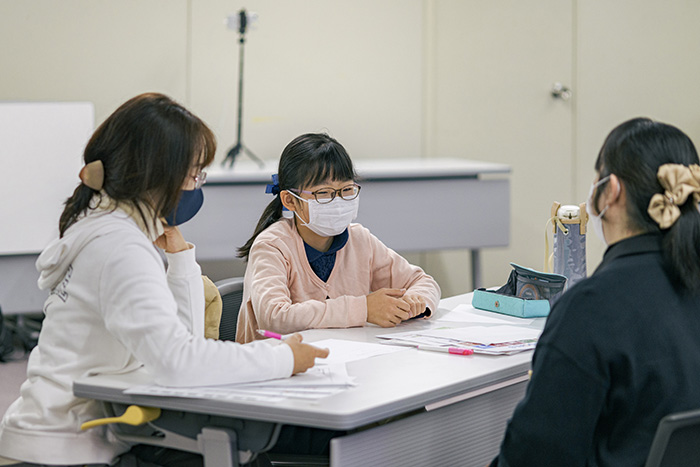 大人も子どももアイデアを出し合います
