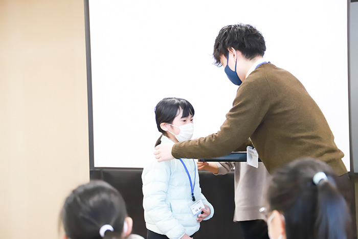 任命式では一人一人に名札がかけられました