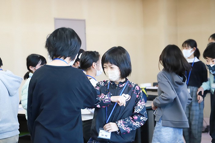 まずは緊張をほぐすために肘タッチ自己紹介