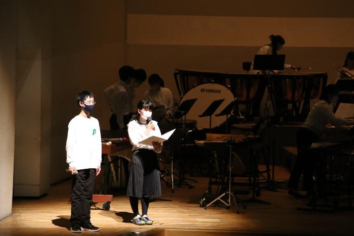 自分たちが作った司会原稿で司会進行です