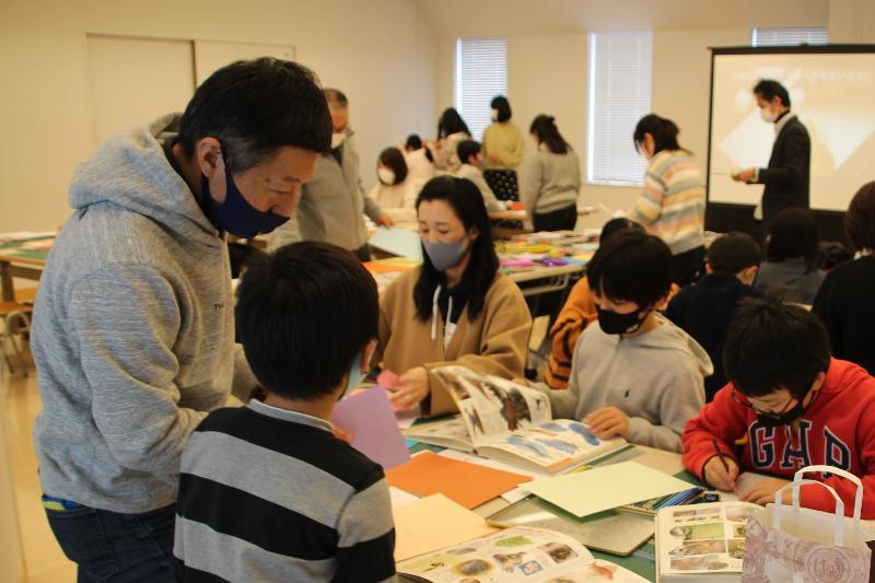 図鑑を見ながら題材を考えたり、細部を確認したりしています