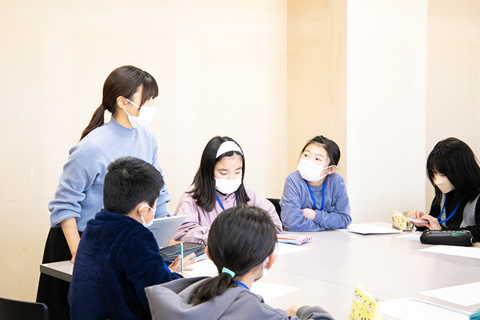みんなの意見を書き出しながら取材内容をまとめていました