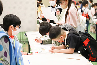 アルバイトやワークショップに真剣に取り組む参加者の子どもたち1