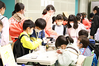 アルバイトやワークショップに真剣に取り組む参加者の子どもたち2