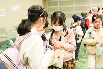 アルバイトやワークショップに真剣に取り組む参加者の子どもたち3
