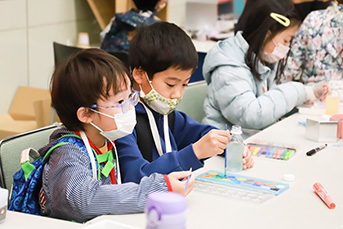 アルバイトやワークショップに真剣に取り組む参加者の子どもたち4