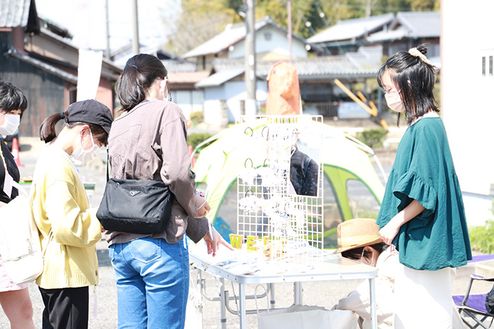 工夫を凝らした商品が並んだ学生商店