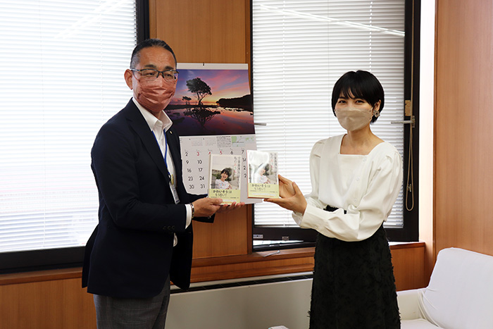 岩田教育長(写真左)と著者の田中さん(写真右)