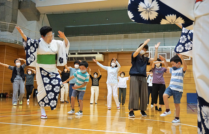 心の輪をつなぐ盆踊り=スポーツセンター第2競技場で