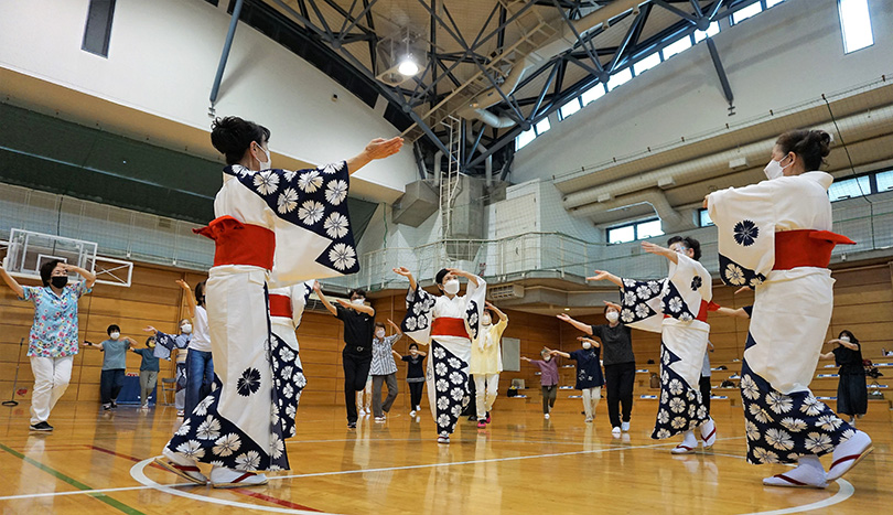 踊りは楽しく、と師範の皆さん