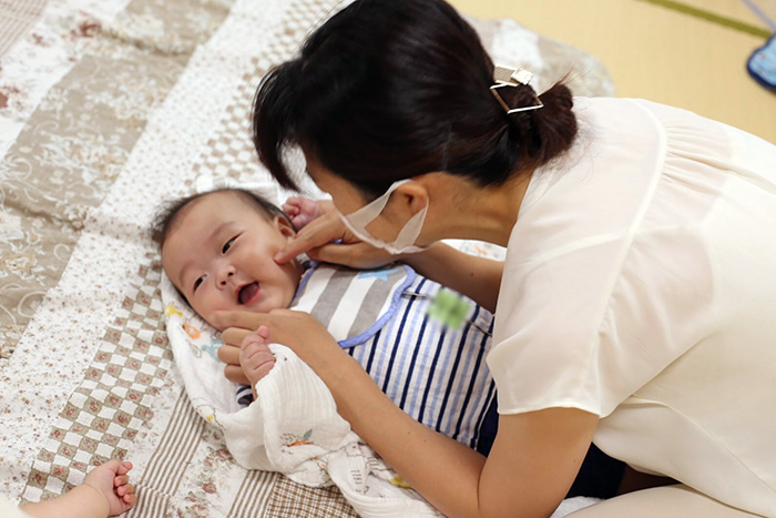 赤ちゃんの笑顔は幸せを運んでくれます