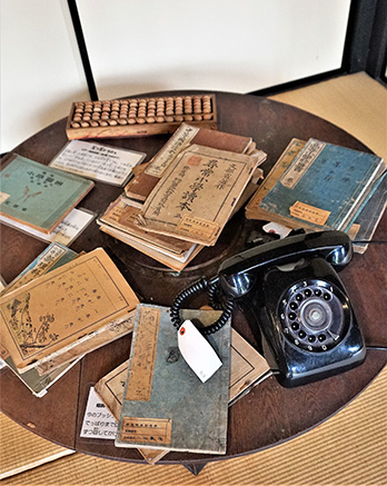 日進の昔のくらしを紹介する写真と道具の数々