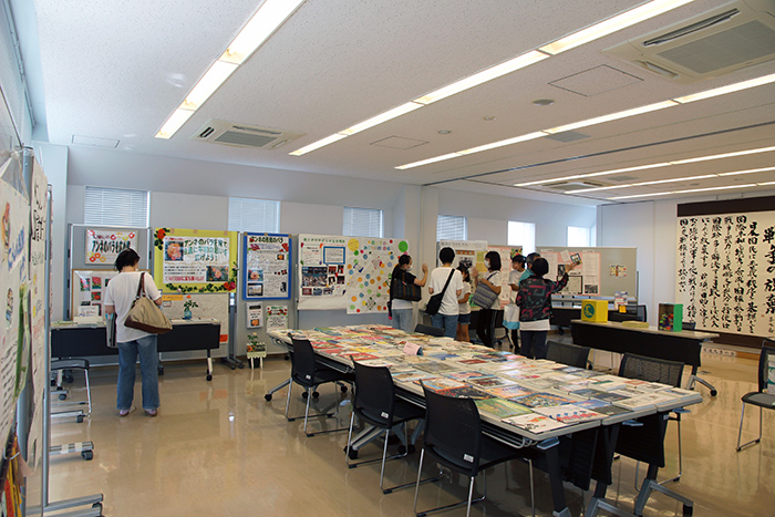 参加団体の展示が並びました