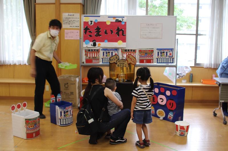 たまいれでは、中央奥の金の箱にうまく入れれば景品がおまけでもう1個もらえます