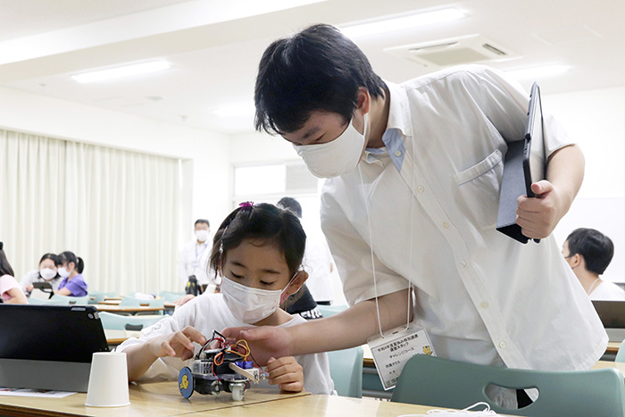 チャレンジコースではロボットカーを走らせました
