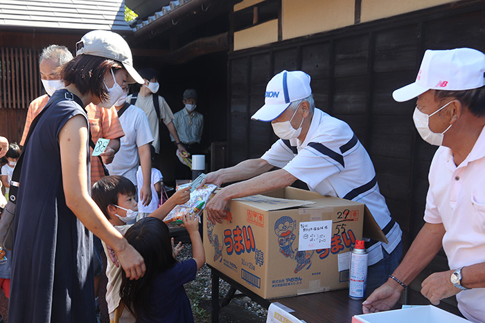 「お月見どろぼうです」の合言葉でお菓子がもらえます