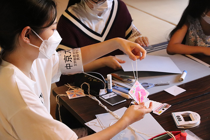 ひもを通すなど、ぶんぶんごまの仕上げはゼミ生が担当
