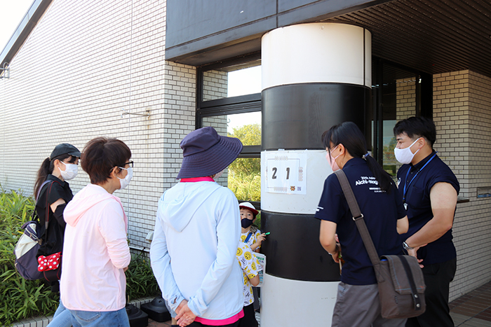 謎解きのヒントが園内に設置。二次元コードを読み込むとさらにヒントが