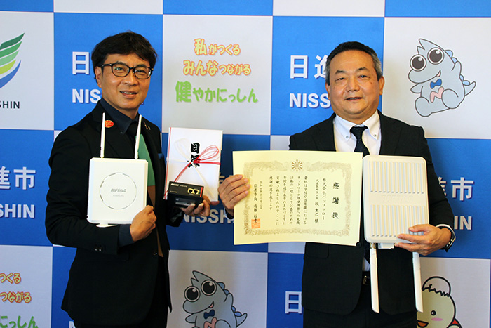 近藤市長と渡邊泰治取締役副社長(右)