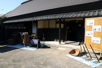 稲作に用いられた農機具なども展示