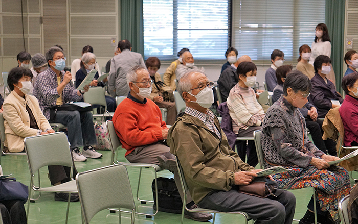 興味深い話に聞き入る参加者