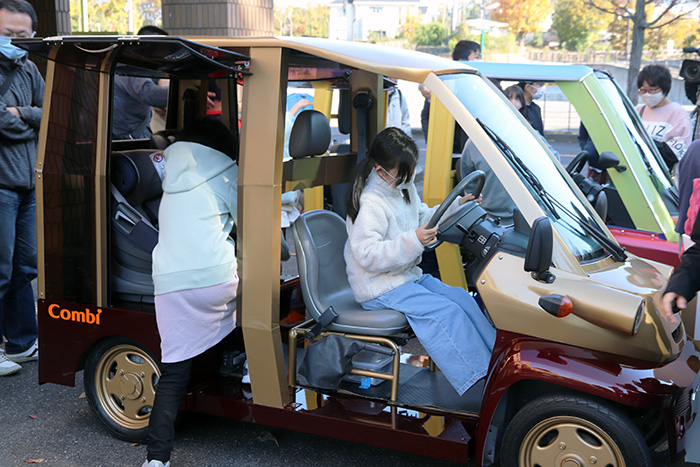 運転席や後部座席に座って、中身までじっくり見学