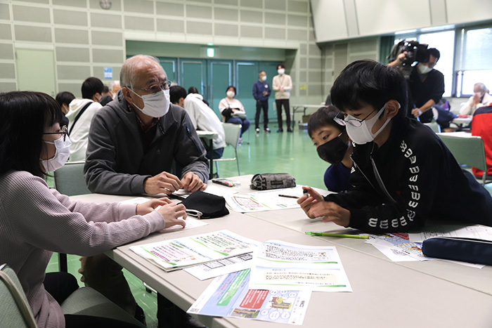 話し合いには発明クラブ講師などの大人も補助役として参加