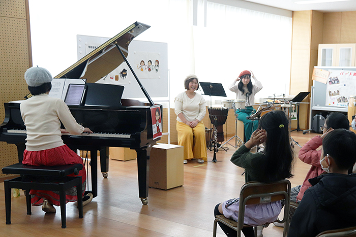 耳に手を添えて白神さんのピアノの音をじっくり聴いてみました