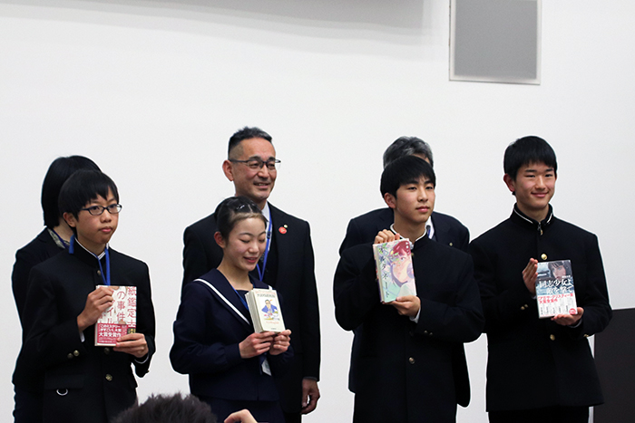 閉会後それぞれのお薦め本を手に記念撮影