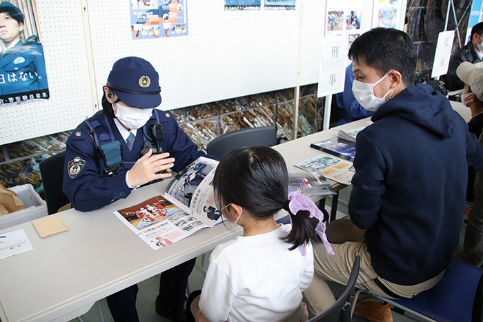 警察官の仕事を丁寧に説明