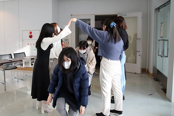 最後は学生の皆さんがアーチでお見送り