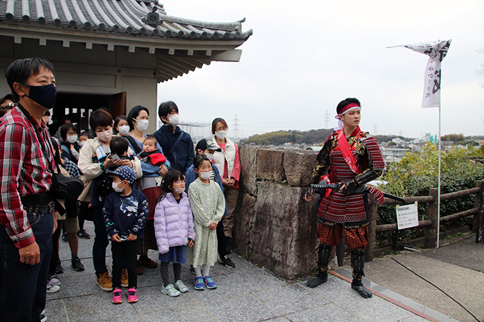 加藤景常に先導され、城址公園内を移動