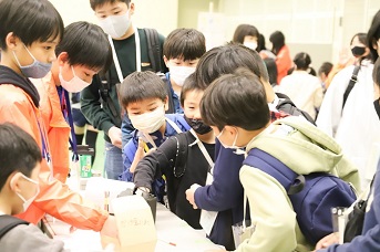 お兄さんたちと対戦できるゲームは男の子たちに大人気