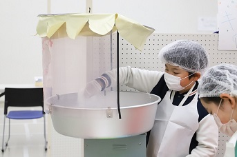 アルバイトで綿菓子を作る体験も