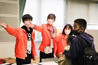 「市役所」では「市議会議員」が対応に追われています