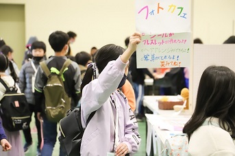 お店の呼び込みをするアルバイトも。声を出しながら頑張っています