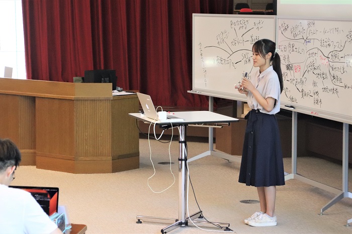 会場の前方で発表をしている写真