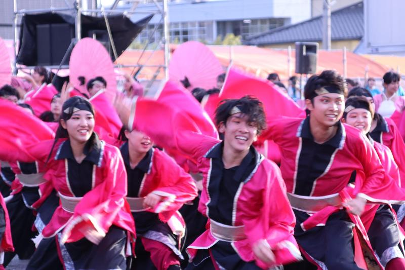 パフォーマンスを披露する「常笑」の皆さん