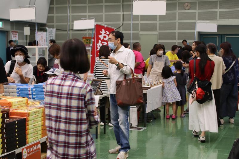 ミニ物産展示会がにぎわう様子