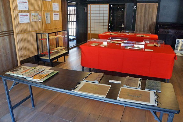 旧市川家住宅家屋内に昔の教科書が並べて展示されている写真