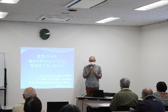 講師が参加者に講義を行っている写真その2