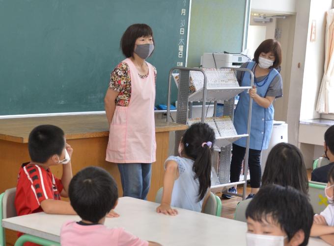 寄付された児童書がお披露目されました
