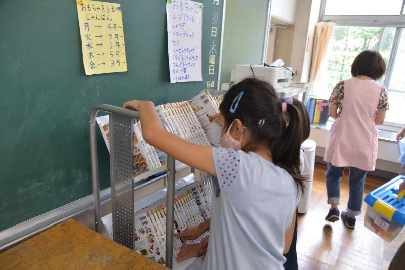 寄附された書籍を手に取る児童たち