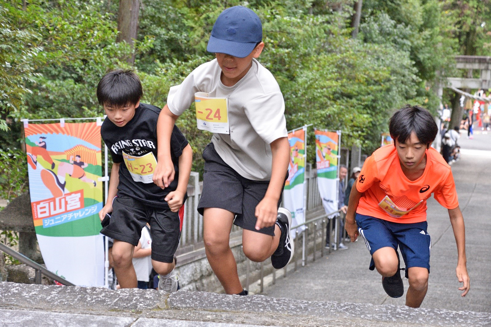 はくさんぐうの階段を駆け上がる3人のこどもたちの写真