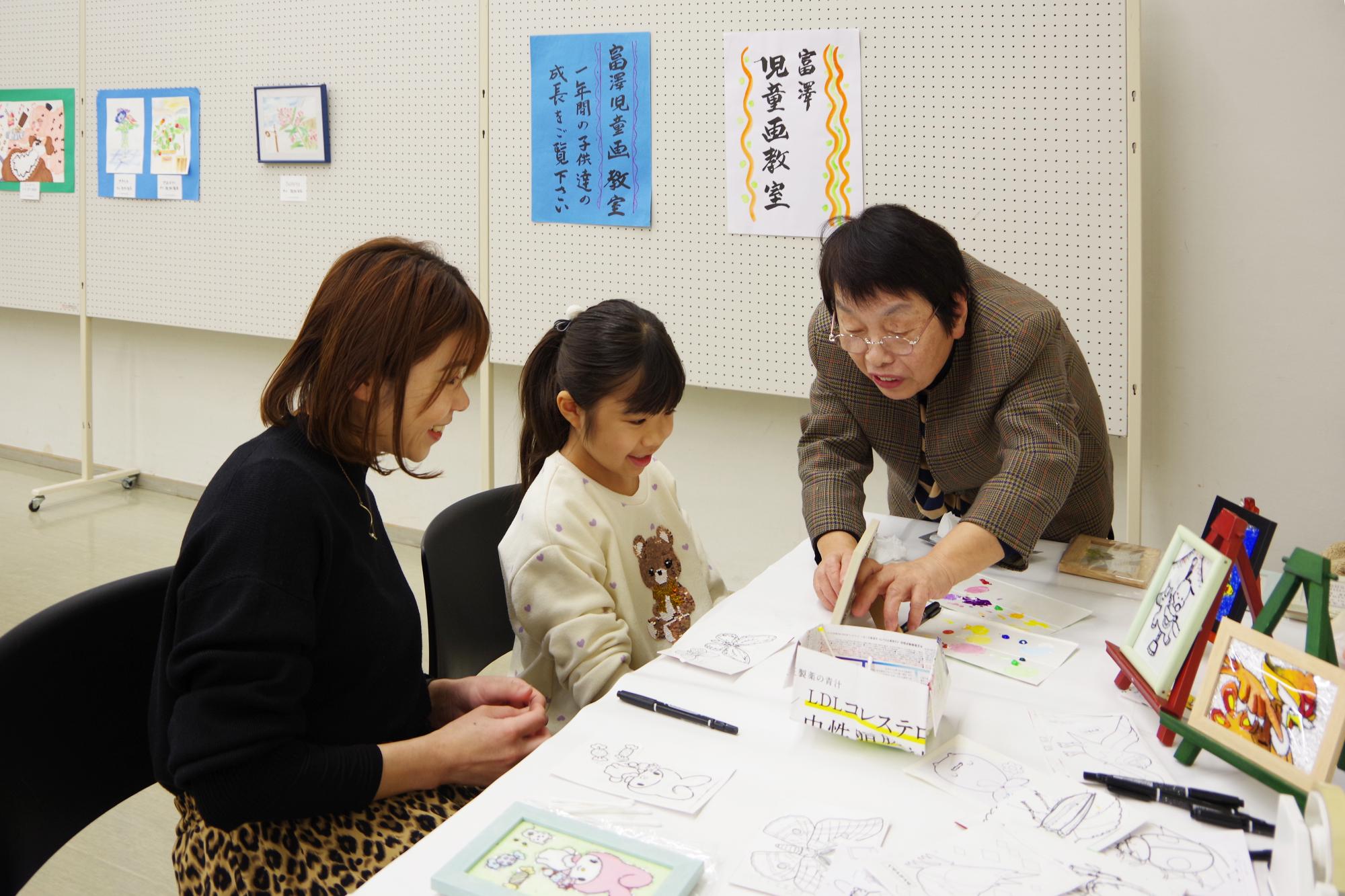 ワークショップを楽しむご家族の写真