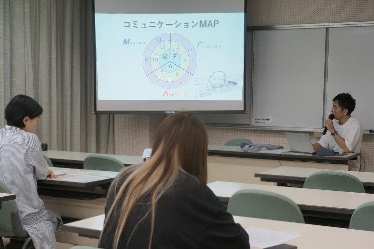 スライドを使用して解説を行う講師の写真その1