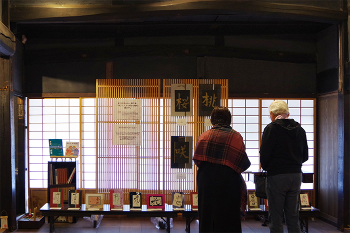 旧市川家住宅に展示された作品を鑑賞する来場者の写真
